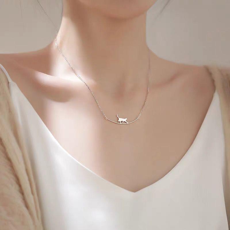 Collier à Clavicule avec un Mignon Chat qui Marche