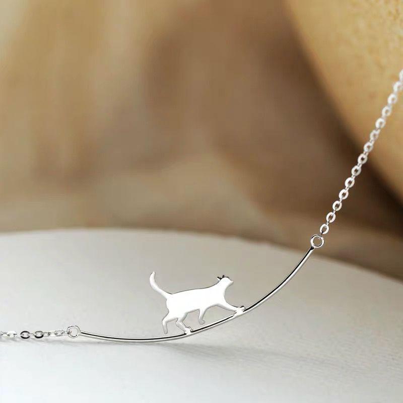 Collier à Clavicule avec un Mignon Chat qui Marche
