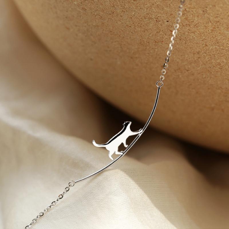 Collier à Clavicule avec un Mignon Chat qui Marche