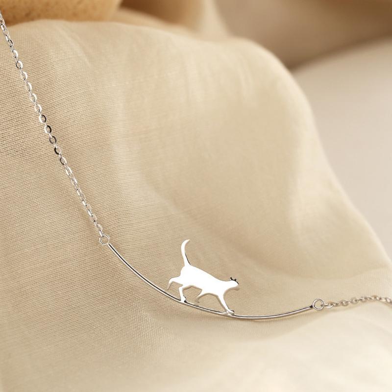 Collier à Clavicule avec un Mignon Chat qui Marche