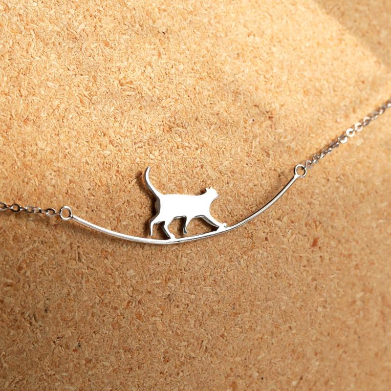 Collier à Clavicule avec un Mignon Chat qui Marche